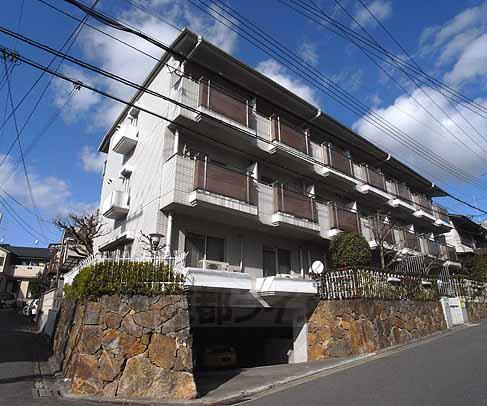 京都市東山区今熊野南日吉町のマンションの建物外観