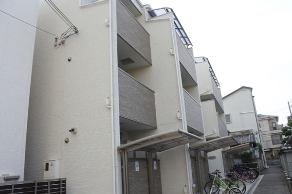 大阪市鶴見区焼野のアパートの建物外観