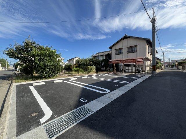 【岡山市南区千鳥町のアパートの駐車場】