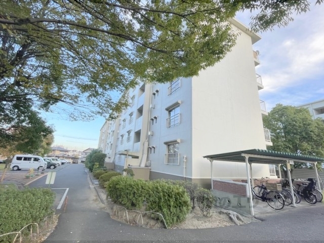 山田池住宅１１号棟の建物外観