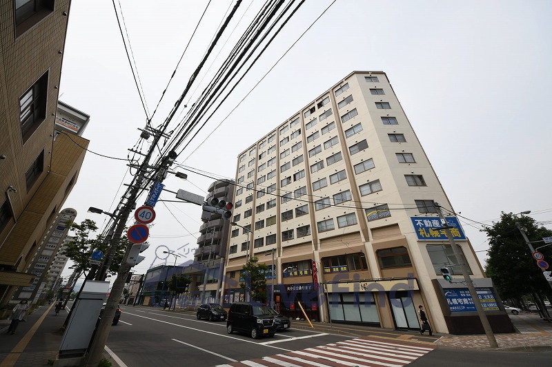 札幌市豊平区平岸二条のマンションの建物外観