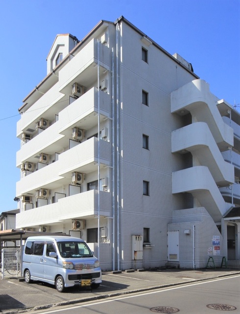 松山市桑原のマンションの建物外観