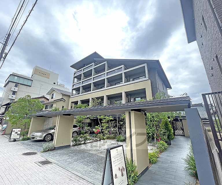 京都市左京区岡崎成勝寺町のマンションの建物外観