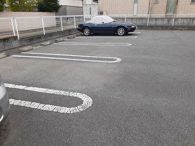 【姫路市飾磨区中島のアパートの駐車場】