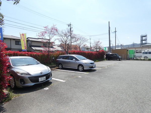 【ホワイトハイツ東館の駐車場】