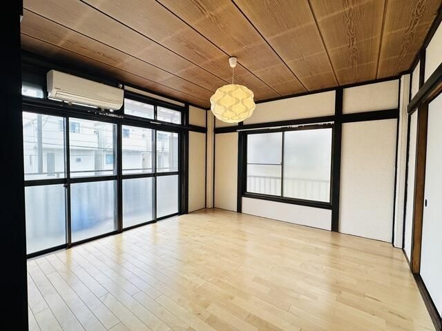 居室・リビング　２面採光なので、明るく風通しのよい過ごしやすいお部屋です♪