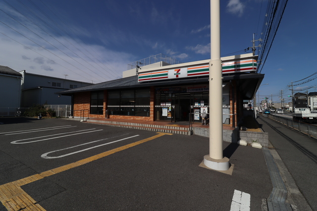 コンビニ　セブンイレブン摂津鳥飼本町5丁目店（コンビニ）まで324m