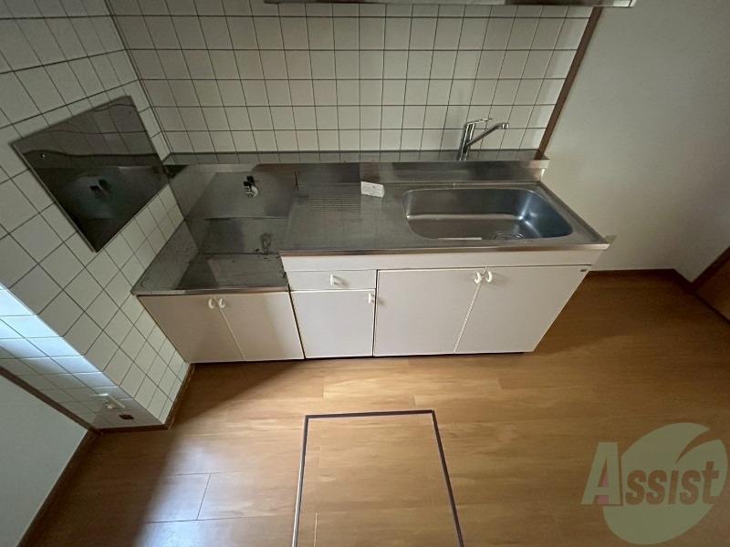 キッチン　収納充実で、広さもお料理するのに問題無いかと思います。