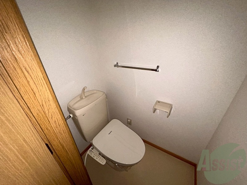 トイレ　温水洗浄便座です。清潔感、広さともに問題無しです。