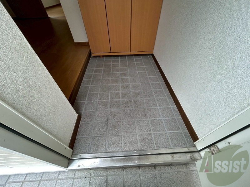 玄関　シンプルな玄関です。立ち回るのに十分なスペースがあります。