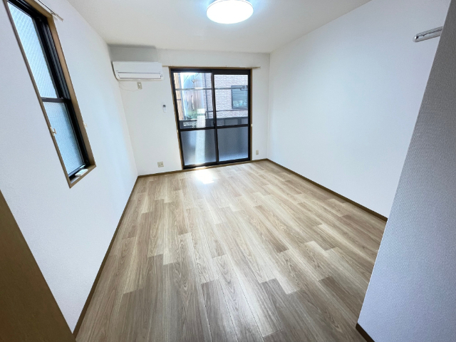 居室・リビング　南向きの明るいリビングです