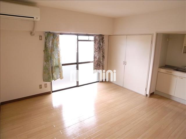 居室・リビング　エアコン付きの洋室８帖