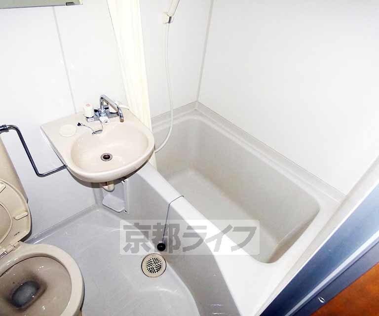 バス・シャワールーム　ユニットですが浴槽深さあります。
