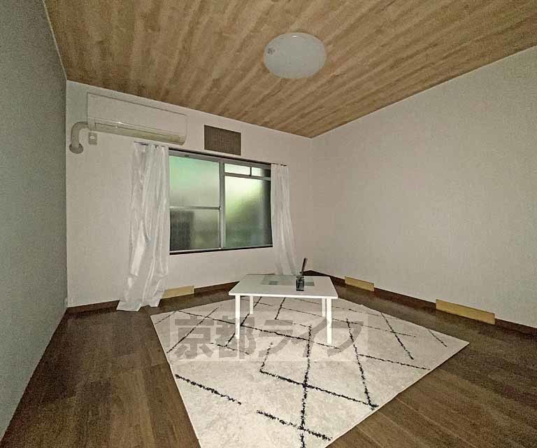 居室・リビング　大型バイクまで無料で駐輪できる物件です。角部屋で８．３...