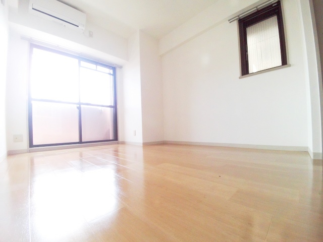 居室・リビング　南東の2面採光で明るく、6.5帖のゆったり洋室