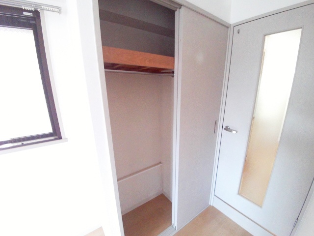 収納　大きくはありませんが使い易い収納が付いてます