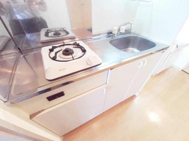 キッチン　ガスコンロ付き、調理スペースが広く使い易いキッチン