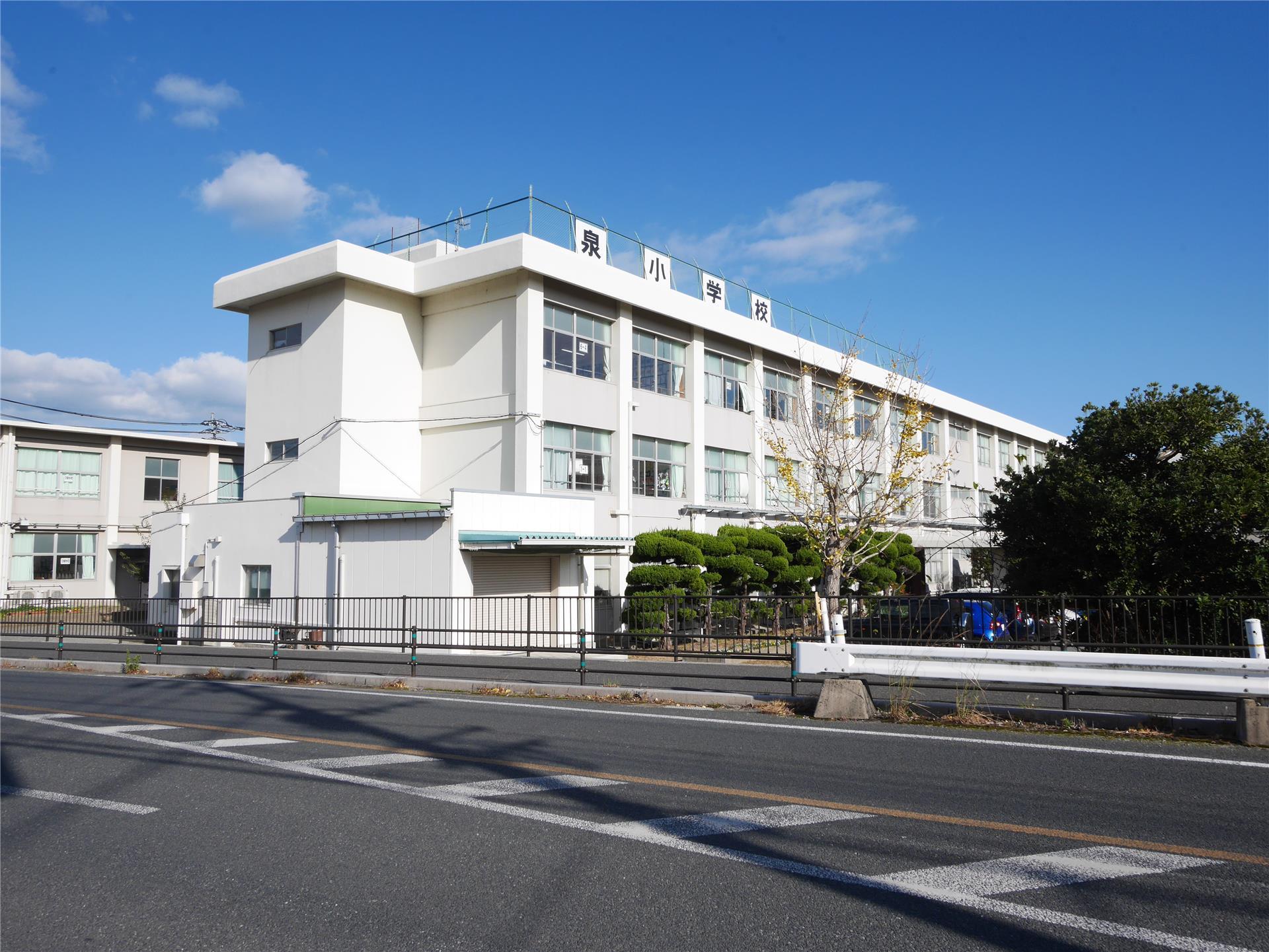 小学校　泉小学校（小学校）まで350m