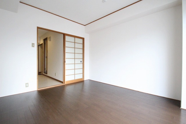 居室・リビング　同物件、別号室のものです。