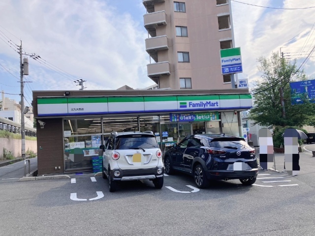 コンビニ　ファミリーマート北九大西店（コンビニ）まで318m