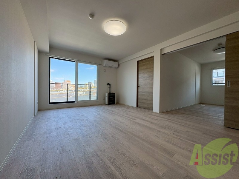 居室・リビング　エアコン付きで快適なリビングになっております！