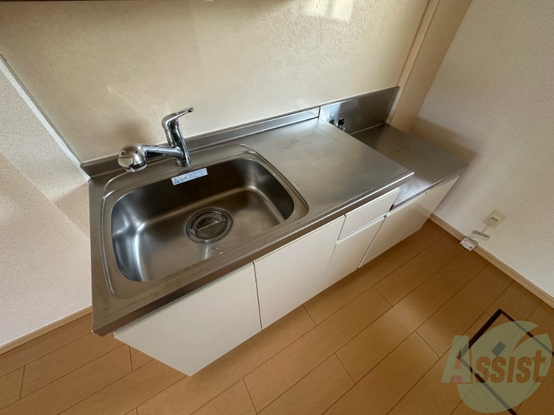 キッチン　２口ガスコンロも問題なく設置でき、収納もあります。