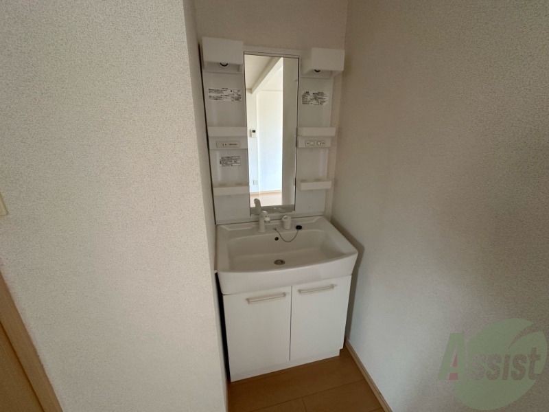 洗面設備　収納スペースがある独立洗面化粧台があるのは便利ですね。