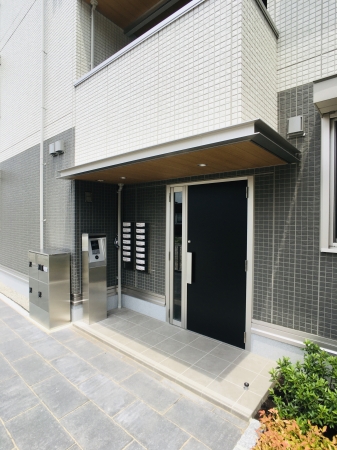 エントランス　落ち着いたエントランスです