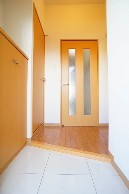 玄関　※掲載写真は、同タイプの別部屋写真です。
