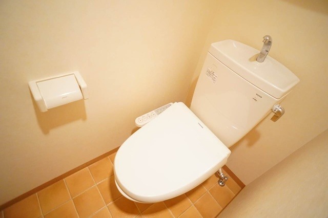 トイレ　※掲載写真は、同タイプの別部屋写真です。