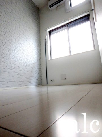 居室・リビング　こちらの居間で趣味の時間をお楽しみください。同シリーズ仕様