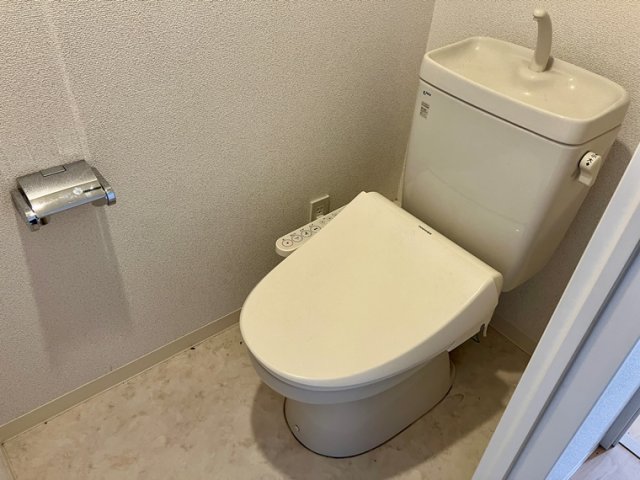 トイレ　落ち着いた色調のトイレです
