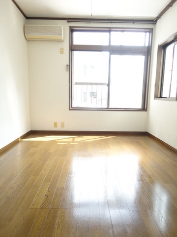 居室・リビング　２面採光なので、明るく風通しのよい過ごしやすいお部屋です♪