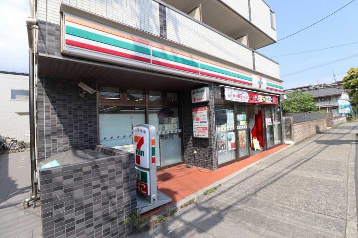 コンビニ　セブンイレブン（コンビニ）まで202m