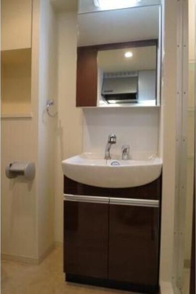洗面設備　※写真は同じマンションの違う部屋のものになります。