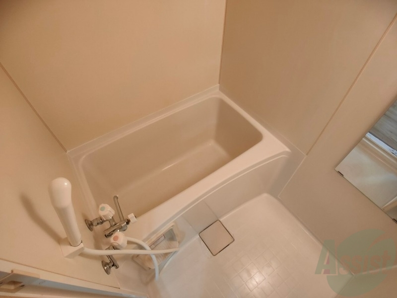 バス・シャワールーム　バスルームは狭すぎず、シャワーも浴びやすそうです。