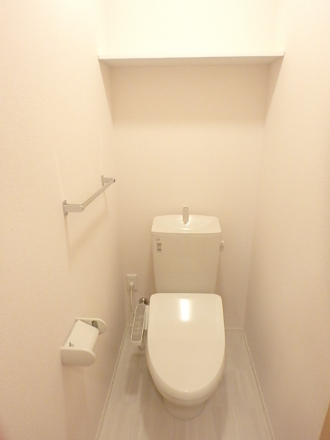 トイレ　洗浄機能付便座のトイレは上部に棚付