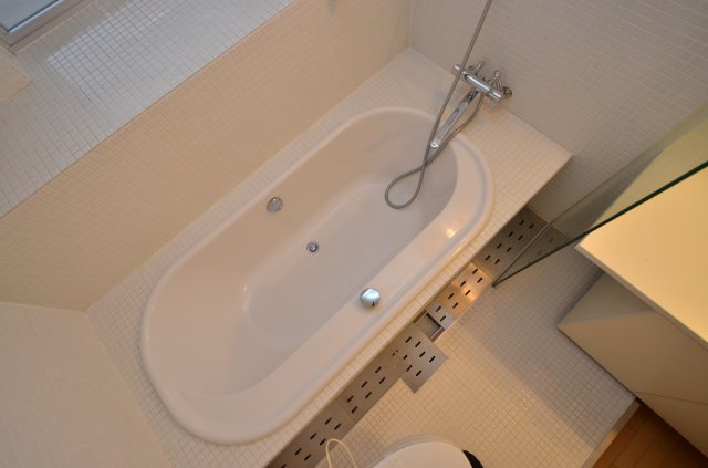 バス・シャワールーム　窓付きで換気に便利です♪