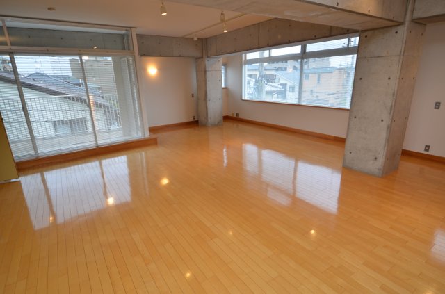 居室・リビング　床色が明るくて綺麗です♪