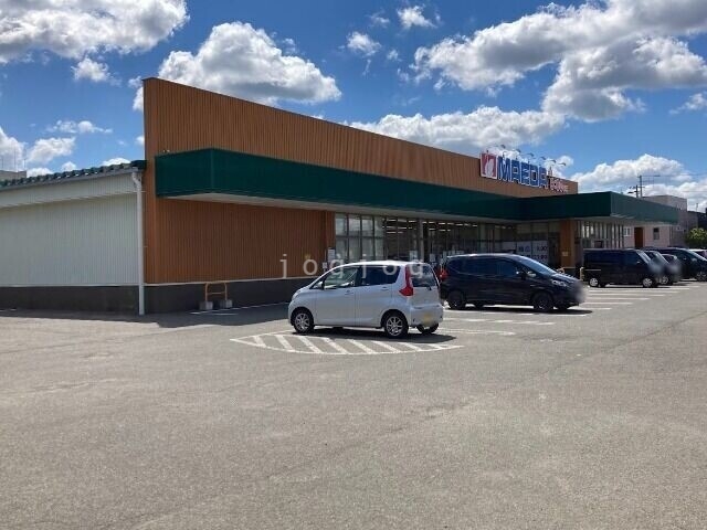 スーパー　マエダストア富田店（スーパー）まで576m