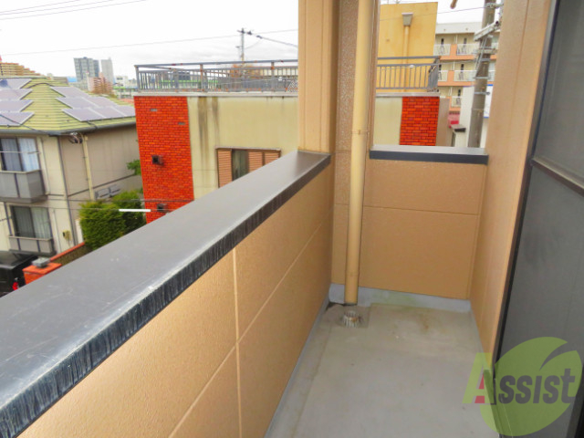 バルコニー　広いバルコニーでお洋服やお布団も干せますね。