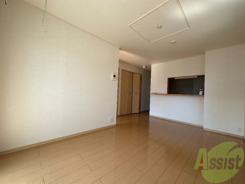 居室・リビング　広々として、家具関係も問題なく置けそうですね。