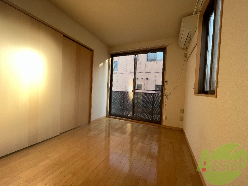 居室・リビング　こちらは８．７帖の洋室になります。窓が多くて陽当たり良好。