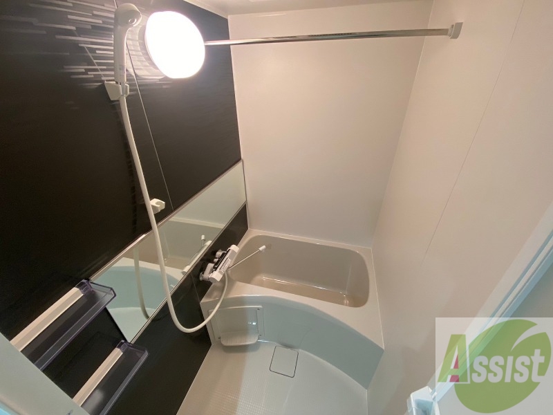 バス・シャワールーム　お風呂です。広々したバスでゆっくりくつろげます。