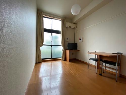 居室・リビング　1Fフローリング、2Ｆ絨毯