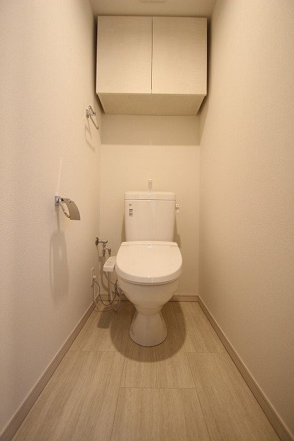 トイレ　別号室の写真です（反転）