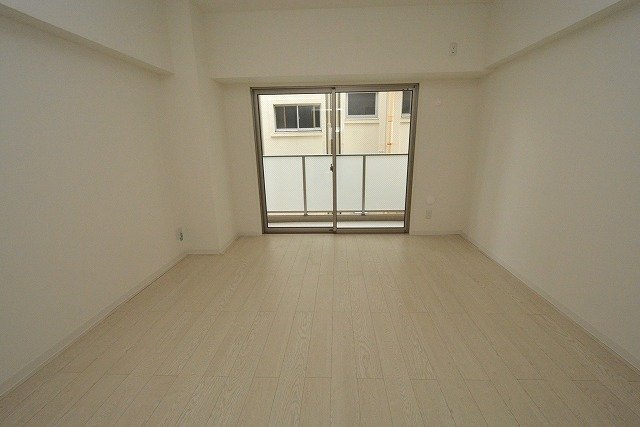 居室・リビング　明るい床色の明るいリビングです♪