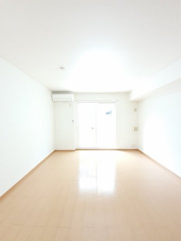 居室・リビング　落ち着いた色調の洋室です