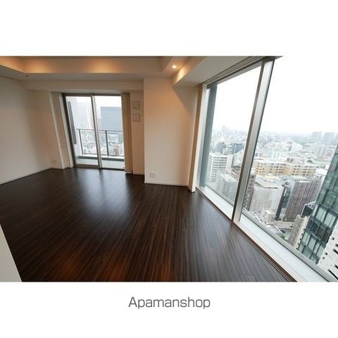 コンフォリア新宿イーストサイドタワーの居間写真