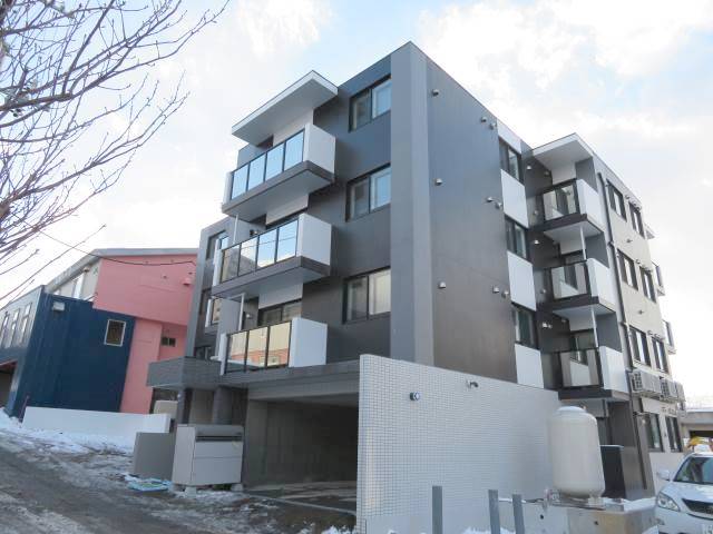 建物外観　４階建ての鉄筋コンクリート造です★